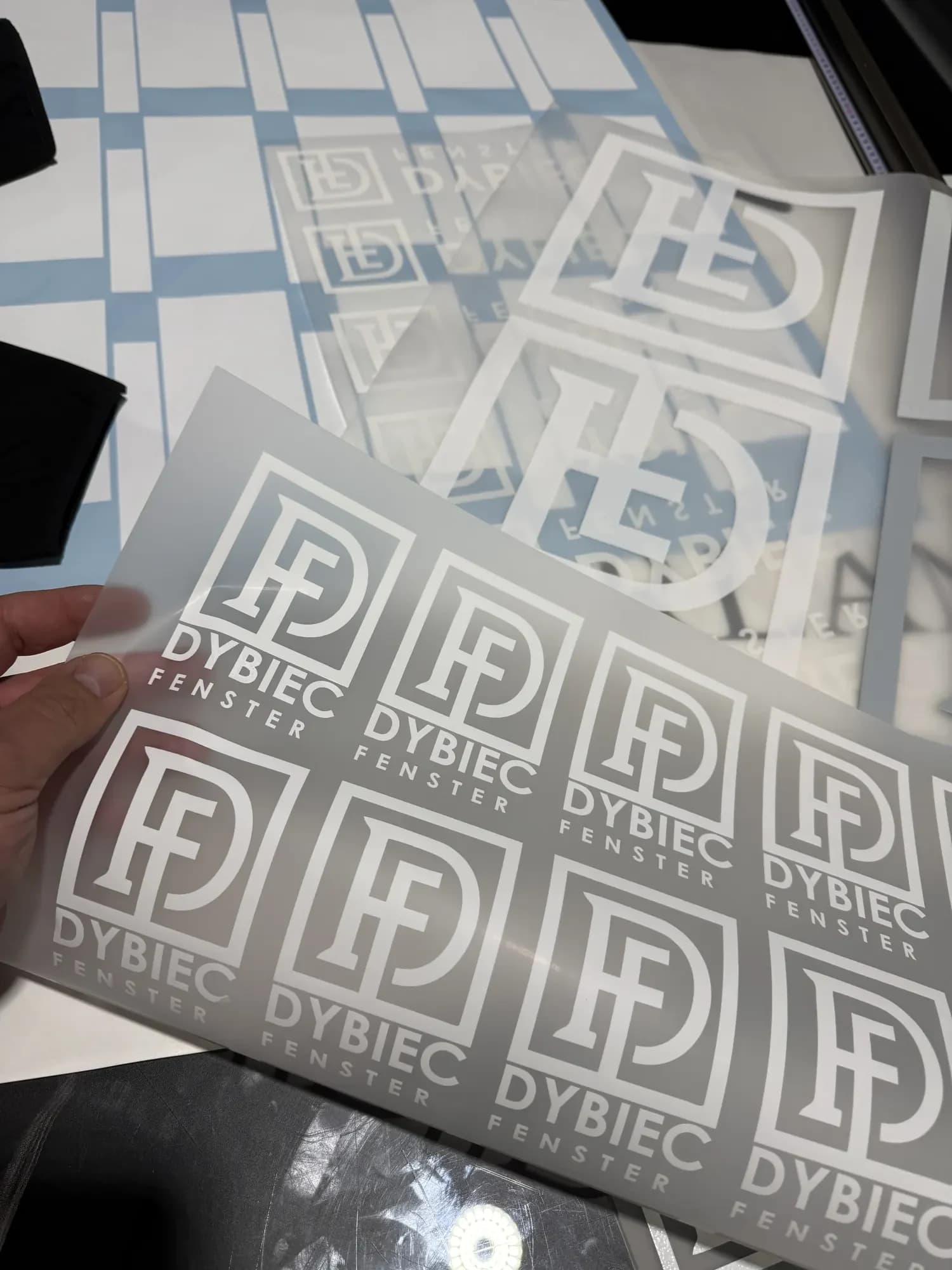Bogen mit DTF-Transfers des Logos von Dybiec Fenster