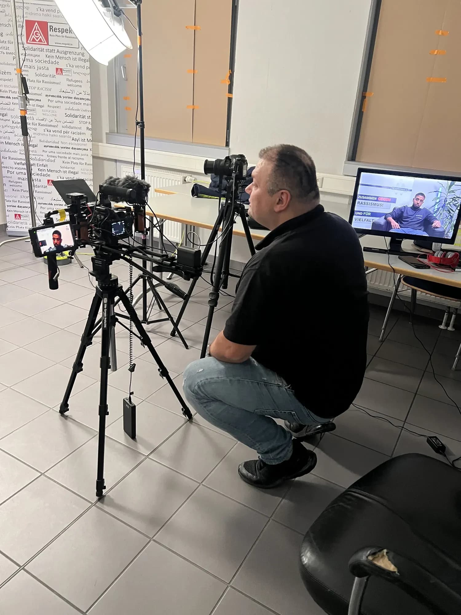 Kameramann kontrolliert das Bild eines Interviews am Monitor