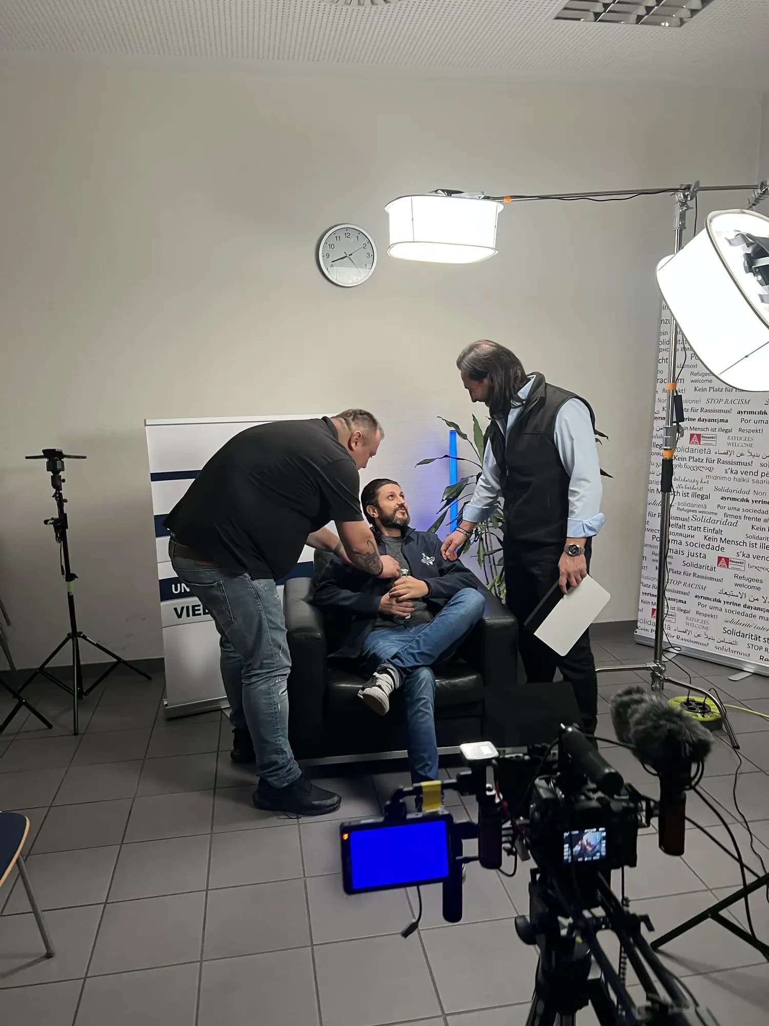 Videodreh bei Martinrea: Regie gibt einem Interviewgast im Sessel letzte Hinweise